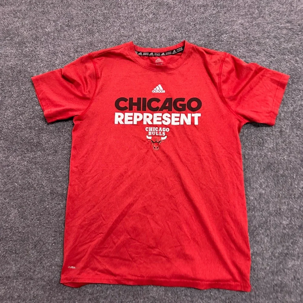 Adidas T-Shirt Mens Size XL Red Chicago Bulls Represent Graphic Athletic NBA
